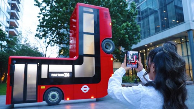 Η Samsung… δίπλωσε ένα λεωφορείο στο Λονδίνο για τα νέα της foldables