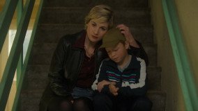 Toxic Town: H Jodie Whittaker πρωταγωνιστεί στη συγκλονιστική μίνι σειρά του Netflix (trailer)